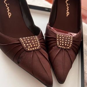 Nina chocolate luste elegant heels. Size 9. Used once.